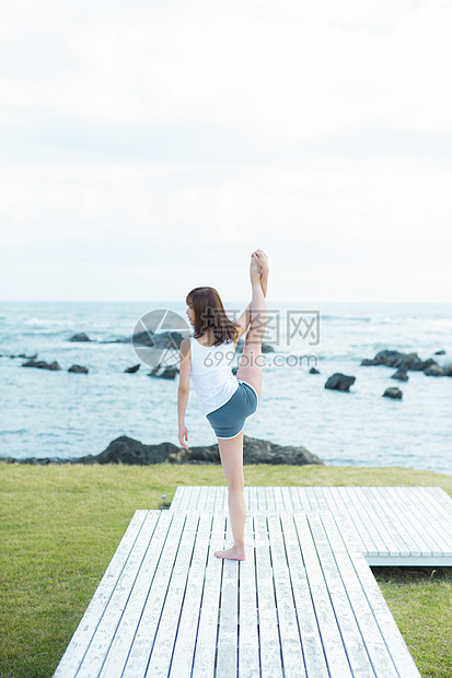 夏天户外瑜伽运动的年轻女人图片