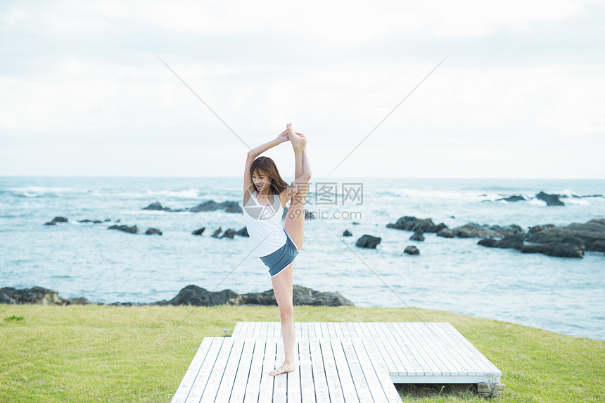 户外瑜伽运动的年轻女人图片