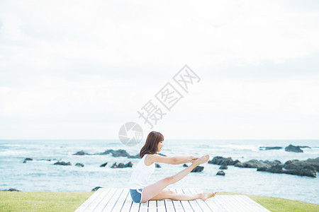户外瑜伽运动的年轻女人图片