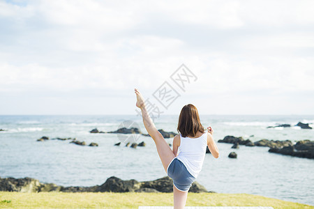 户外瑜伽运动的年轻女人背影图片