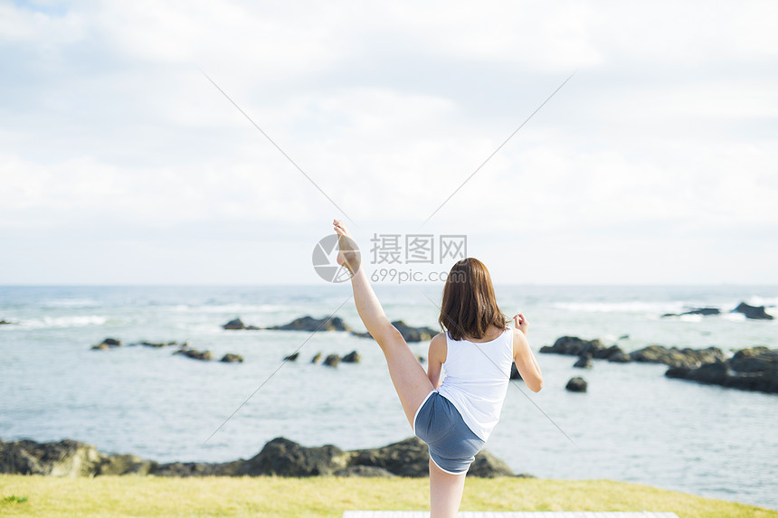 户外瑜伽运动的年轻女人背影图片