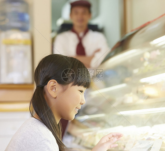 亚洲糕点案例一个小孩来买蛋糕图片