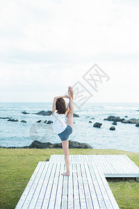 夏天轻松晴朗女子户外运动高清图片