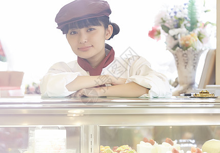 甜品单人半腰照做兼职工作的妇女在蛋糕商店图片