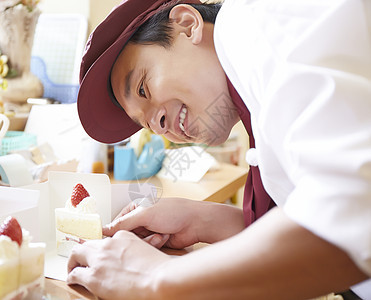 男人们漂亮糖果店在蛋糕店工作的人图片