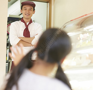 女孩去蛋糕店选购蛋糕图片