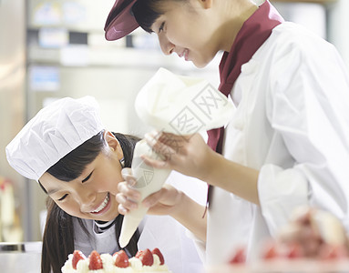 在蛋糕店学习烘焙的人图片