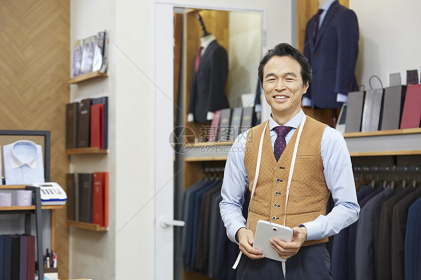 高级西装定制店的员工日常高清图片下载-正版图片502172800-摄图网