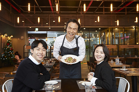 成人窗成年男子餐厅服务员顾客韩国人图片