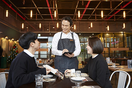 年轻人大学生在内餐厅服务员顾客韩国人图片