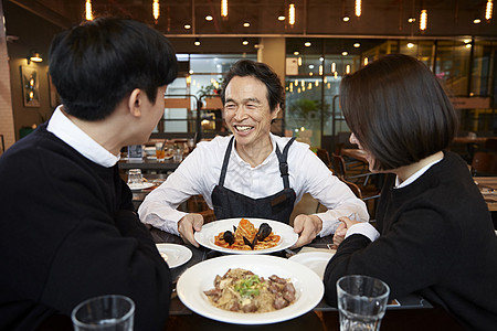 年轻人强烈的感情窗餐厅服务员顾客韩国人图片
