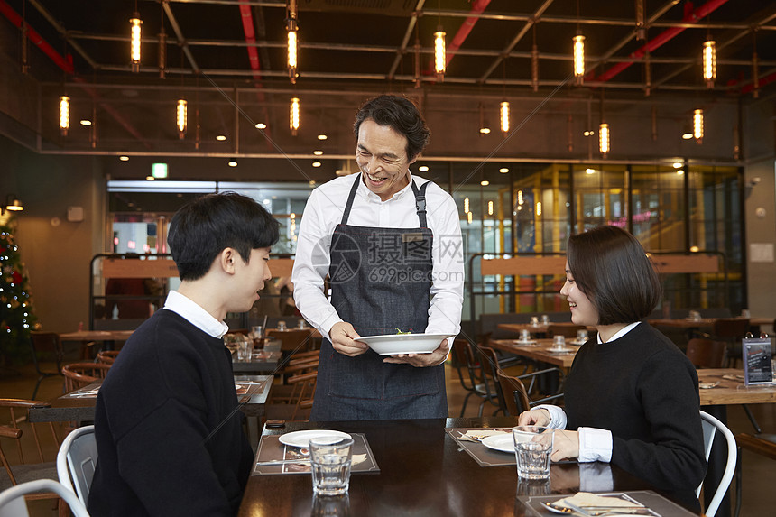 在餐厅的服务员服务顾客