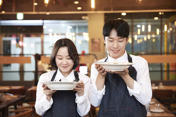 往下看同伴判断餐厅服务员女服务员职业韩语图片