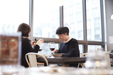 情侣在餐厅享用午餐图片