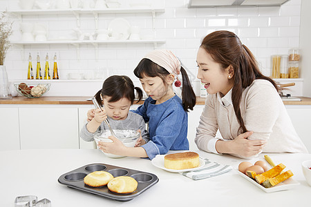 享受居家烹饪的母女图片