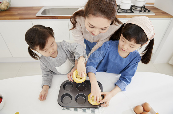 家庭母亲教女儿烹饪图片