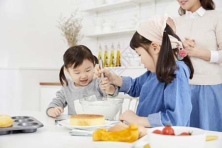 家庭母亲教女儿烹饪图片