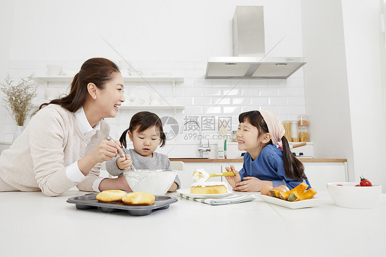 厨房里做烘焙料理的母女图片