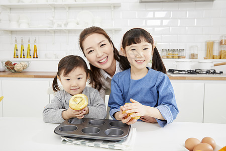 厨房里烘焙甜品开心的母女图片