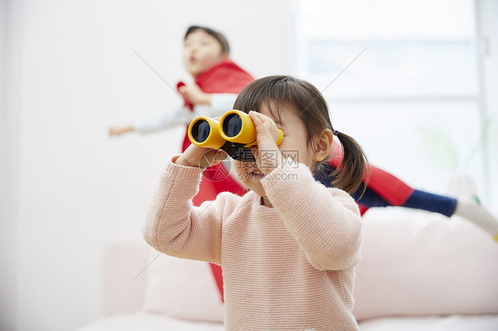 拿着儿童望远镜的小女孩图片