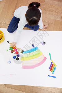 画纸上涂鸦绘画的小女孩背景图片