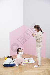 墙发笔迷笛绘画妈妈女儿韩国人图片