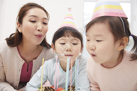 妈妈陪伴女儿过生日图片