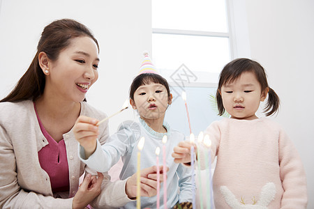 妈妈陪伴女儿过生日图片