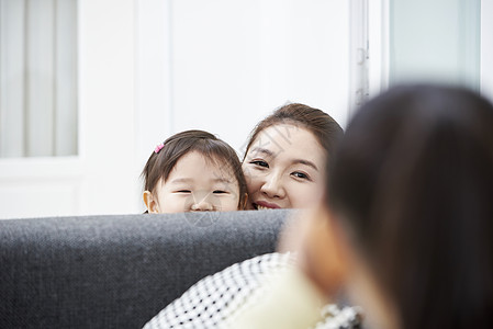 在一起选择聚焦椅子住房生活家庭母亲女儿韩国人图片