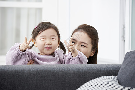 快乐椅子表示住房生活家庭母亲女儿韩国人图片
