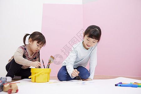 居家画画的儿童图片