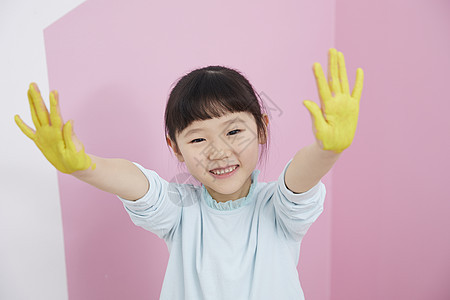 双手涂满颜料的小女孩图片