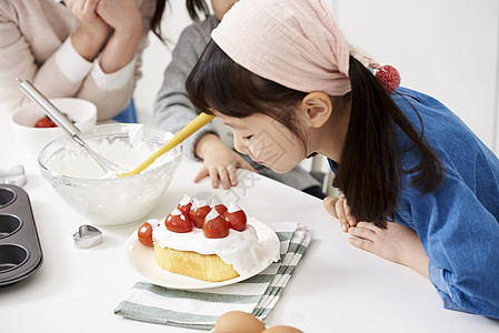 居家制作蛋糕的小女孩图片