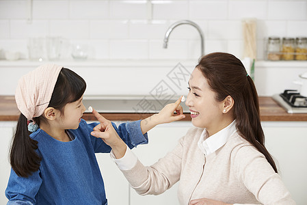 家庭幸福妈妈教女孩烹饪图片