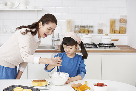 家庭幸福妈妈教女孩烹饪图片