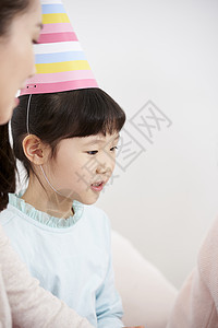 戴生日帽的小女孩图片