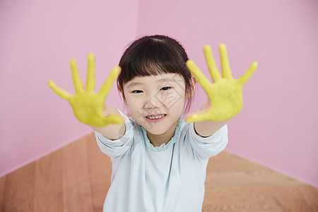 用手掌画画的小女孩图片