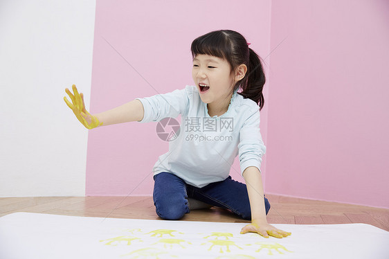 小女孩用手掌画画图片