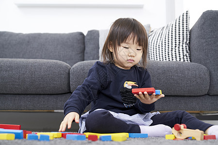 居家客厅玩积木的小女孩图片