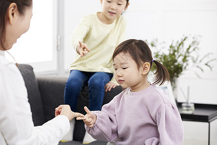 妈妈和女儿一起玩游戏图片