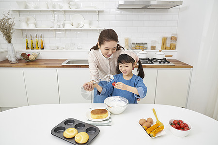 妈妈和女儿一起烹饪图片