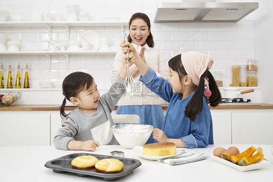 妈妈和女儿一起烹饪图片