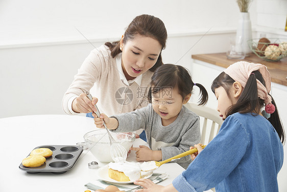 母亲和女儿一起烹饪图片