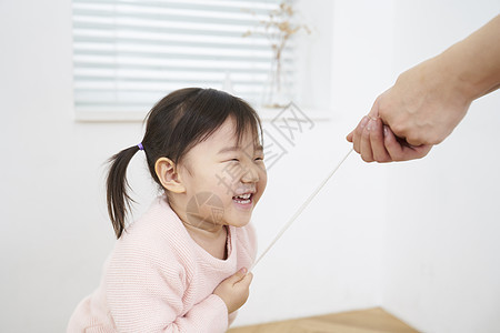 住房生活家庭母亲跟女儿玩游戏图片