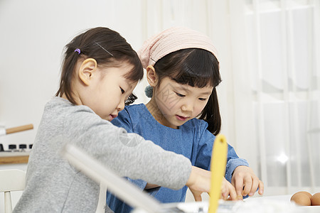 家里帮妈妈做饭的小女孩图片