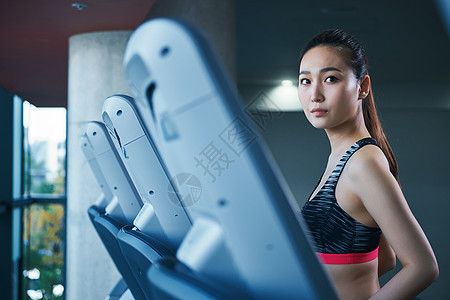 上半身食欲文稿空间健身房跑步机的女人图片