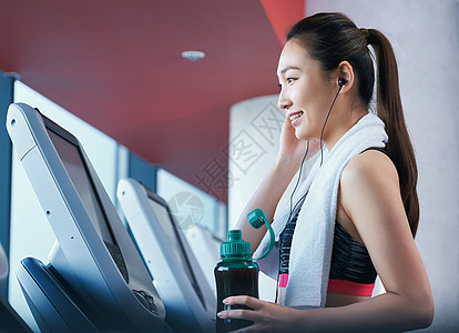 青春有氧训练护肤健身房跑步机的女人图片