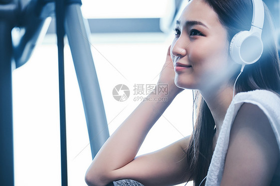 锻炼肌肉在健身房里的女人图片