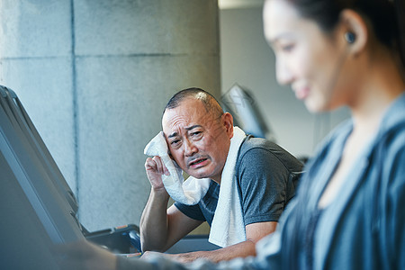 步行年长年轻女子健身房跑步机图片