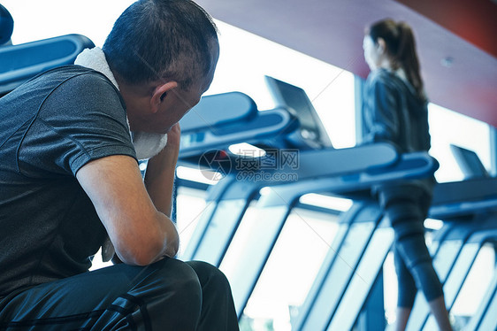 体力男长者休息的老人在健身房图片